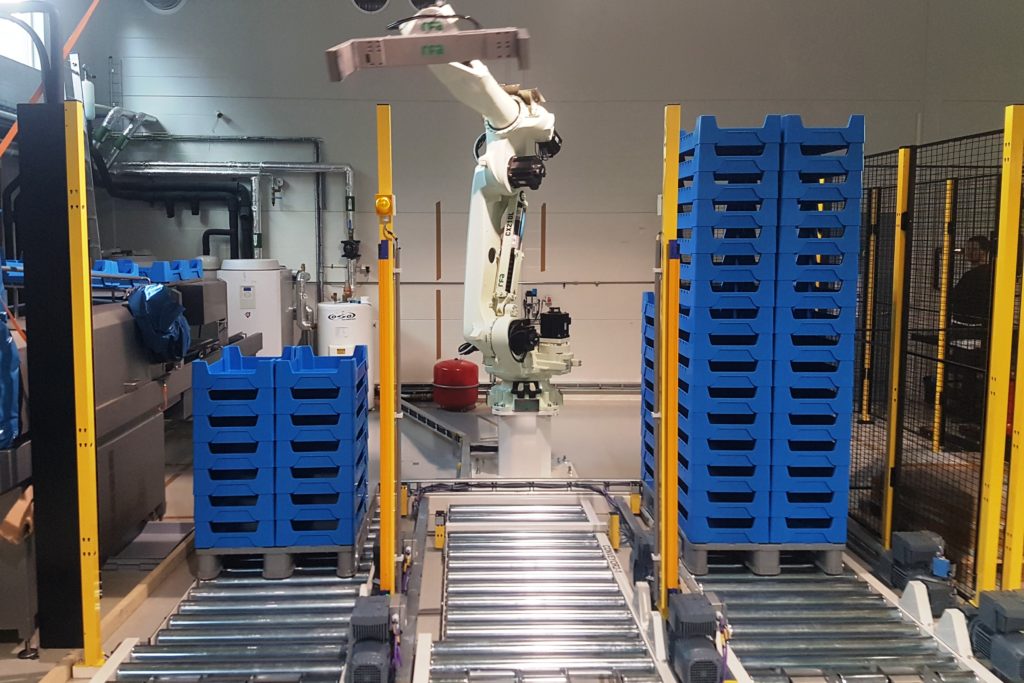 Kawasaki CX210L robot hanteert kratten met meelwormen in een kwekerij in Scandinavië. Palletiseren en depalletiseren van kratten. 
